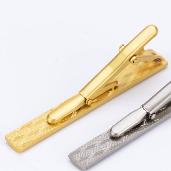 ネクタイピン 高級感溢れる金属製細身ストライプ彫刻ネクタイピン