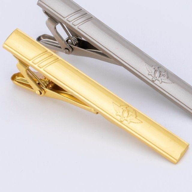 ネクタイピン 高級感溢れる金属製細身ストライプ彫刻ネクタイピン