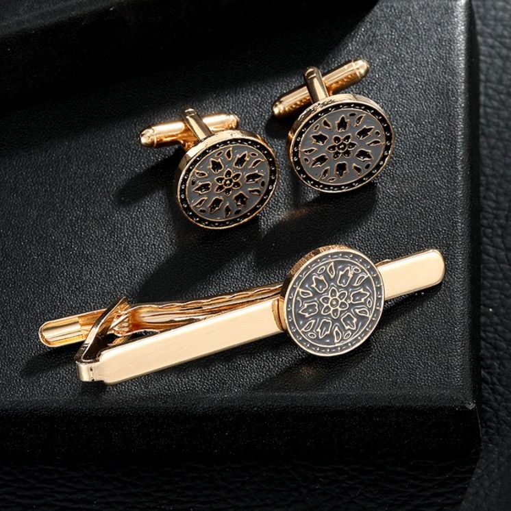 ネクタイピン 華麗な花模様装飾金のネクタイピンとカフスリンクス一式