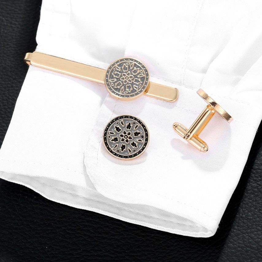 ネクタイピン 華麗な花模様装飾金のネクタイピンとカフスリンクス一式