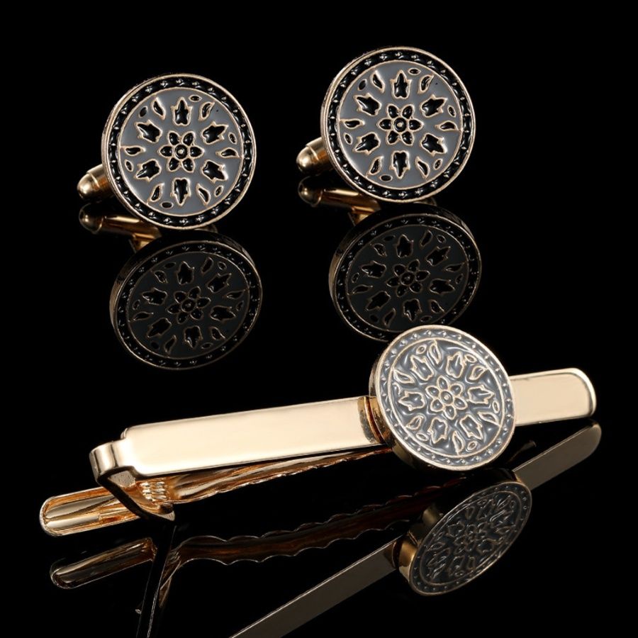 ネクタイピン 華麗な花模様装飾金のネクタイピンとカフスリンクス一式
