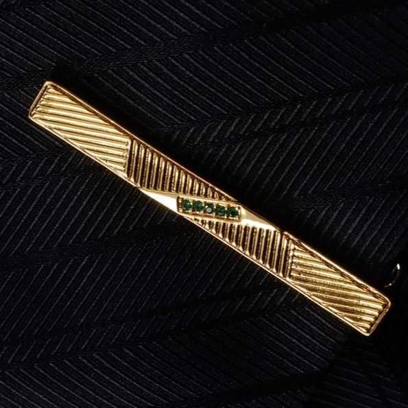 フォーマルシーンで品格を演出するネクタイピン5選