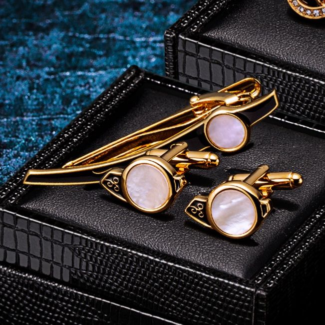 ネクタイピン 天然貝殻装飾付き金製ネクタイピンとカフス二点組