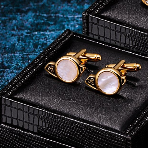 ネクタイピン 天然貝殻装飾付き金製ネクタイピンとカフス二点組