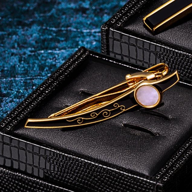 ネクタイピン 天然貝殻装飾付き金製ネクタイピンとカフス二点組