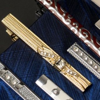 ネクタイピン クリスタル装飾付き格子模様金属製ネクタイピン