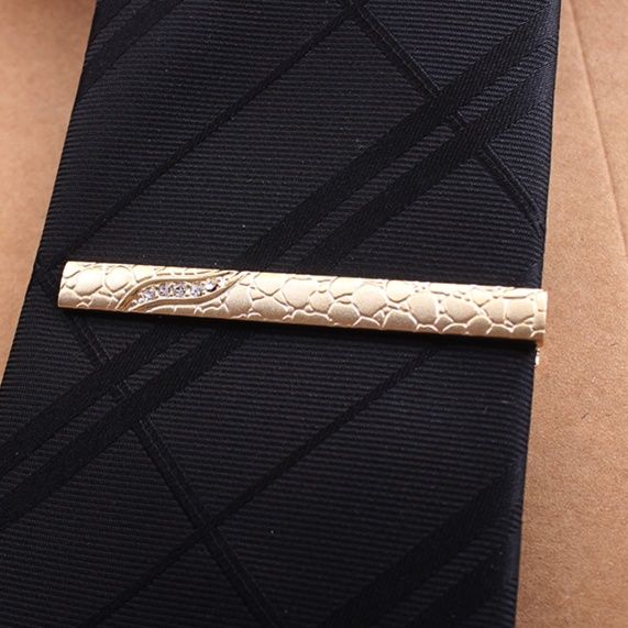 ネクタイピン 蛇革風彫刻装飾ネクタイピン