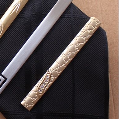 ネクタイピン 蛇革風彫刻装飾ネクタイピン