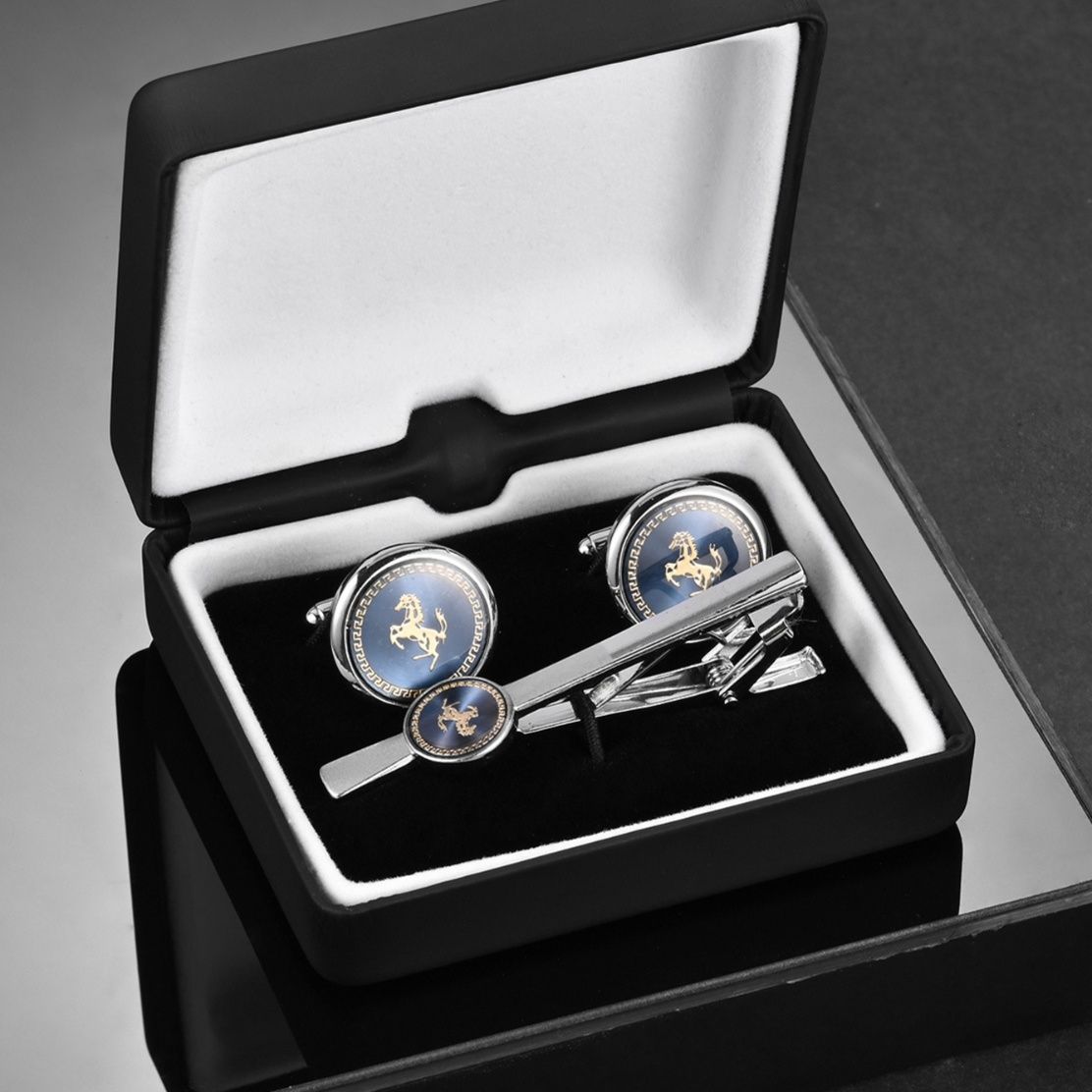 ネクタイピン 跳ね馬円形装飾ネクタイピン・カフスセット