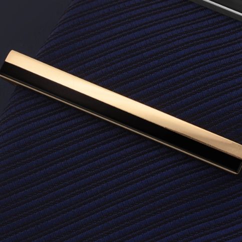 ネクタイピン 上品な輝きを放つ金属製スリムネクタイピン