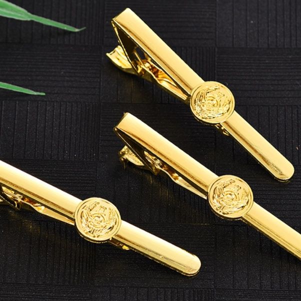 ネクタイピン 円形紋章付き上品な金製ネクタイピン
