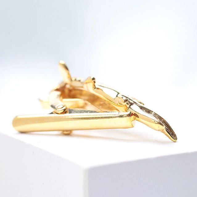 ネクタイピン 立体的な鯉モチーフネクタイピン