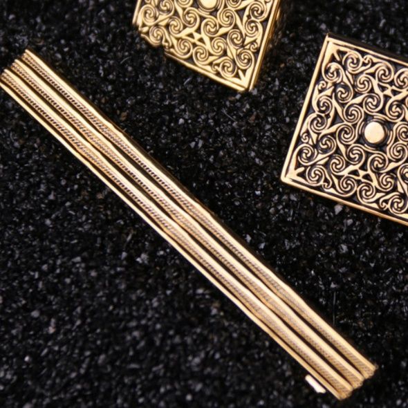 ネクタイピン 上品な渦巻き彫刻が美しい高級ネクタイピンセット