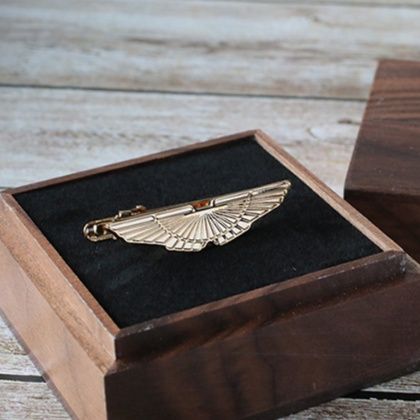 ネクタイピン 翼を広げた鷲モチーフ金製ネクタイピン