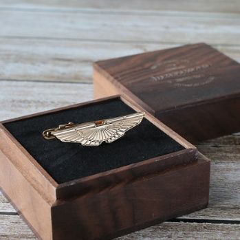 ネクタイピン 翼を広げた鷲モチーフ金製ネクタイピン