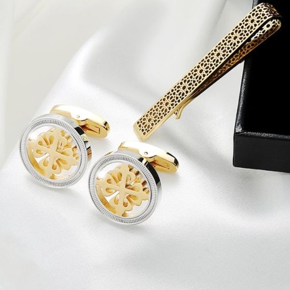 ネクタイピン 透かし彫り幾何学模様ネクタイピン&カフスセット ゴールドコンビ