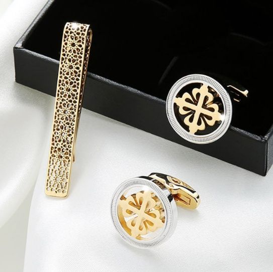 ネクタイピン 透かし彫り幾何学模様ネクタイピン＆カフスセット ゴールドコンビ