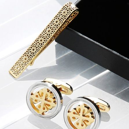 ネクタイピン 透かし彫り幾何学模様ネクタイピン＆カフスセット ゴールドコンビ