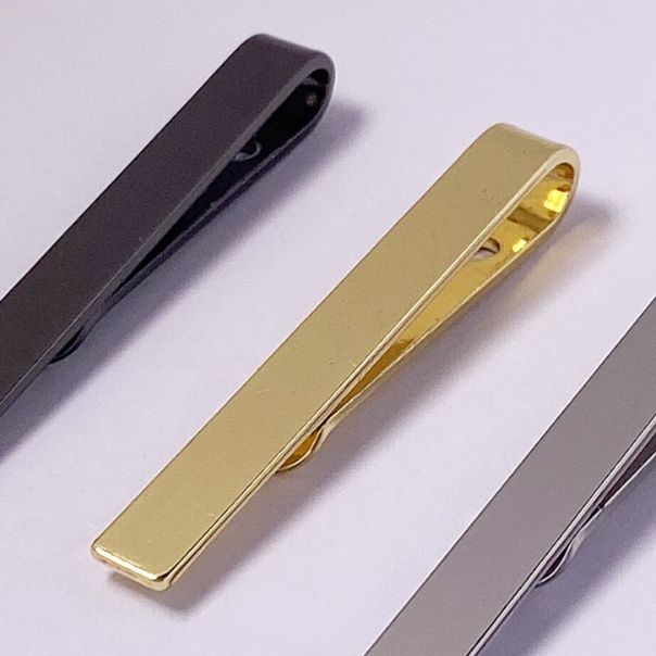 ネクタイピン 上品な金属仕上げの洗練されたクラシック型ネクタイピン