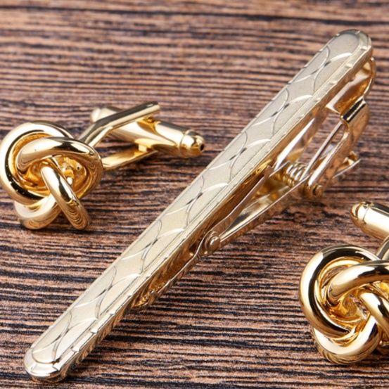 ネクタイピン 格子模様入り高級ネクタイピンとカフスボタンセット