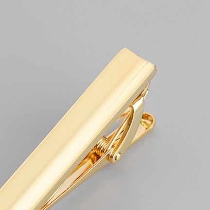 ネクタイピン 上品な光沢を放つ金製スリムネクタイピン