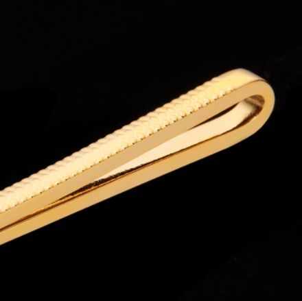 ネクタイピン 高級感溢れる細身型金属製ネクタイピン