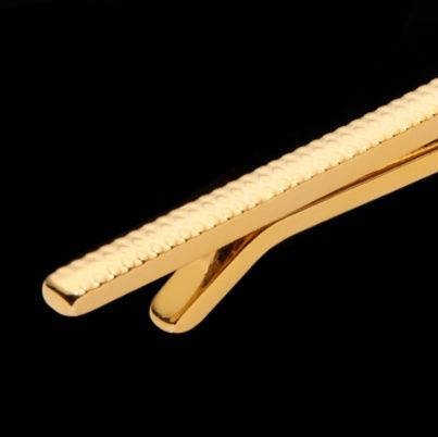 ネクタイピン 高級感溢れる細身型金属製ネクタイピン