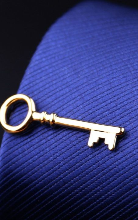 ネクタイピン 鍵モチーフ金製ネクタイピン