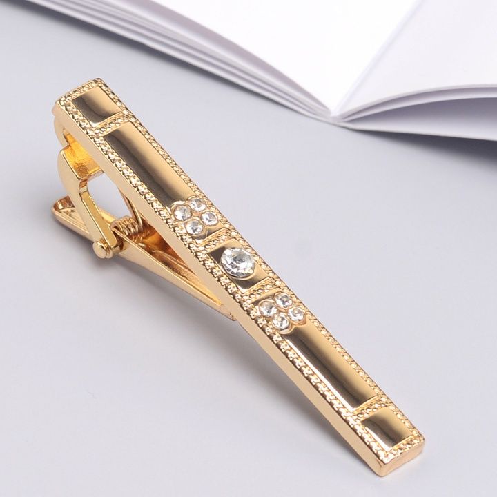 煌めく輝石装飾の高級感溢れる金ネクタイピン