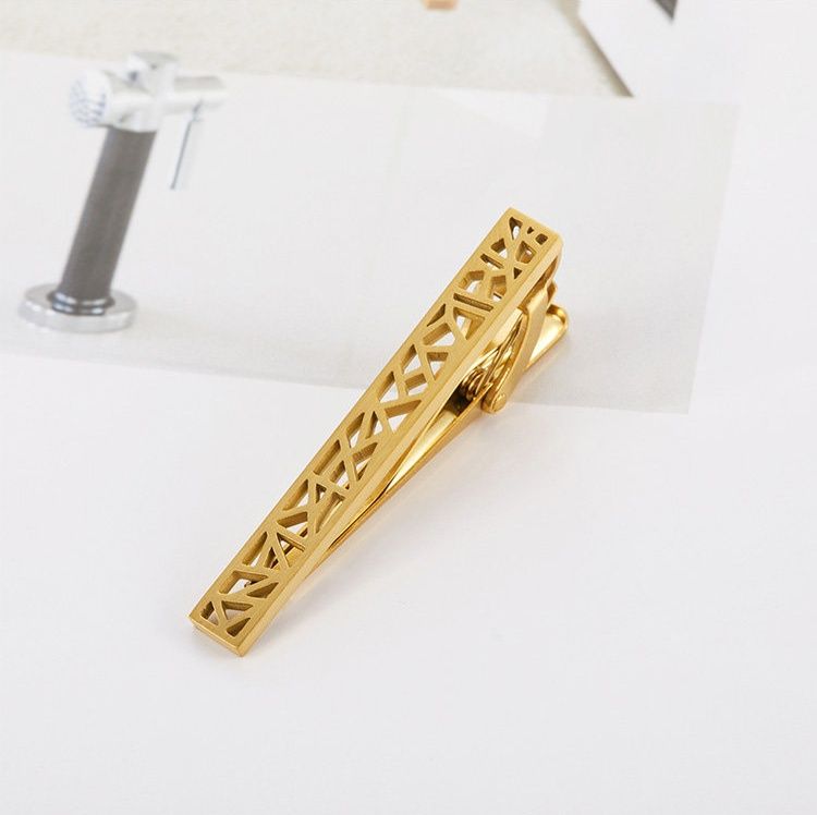 ネクタイピン 幾何学透かし模様が美しい金のネクタイピン