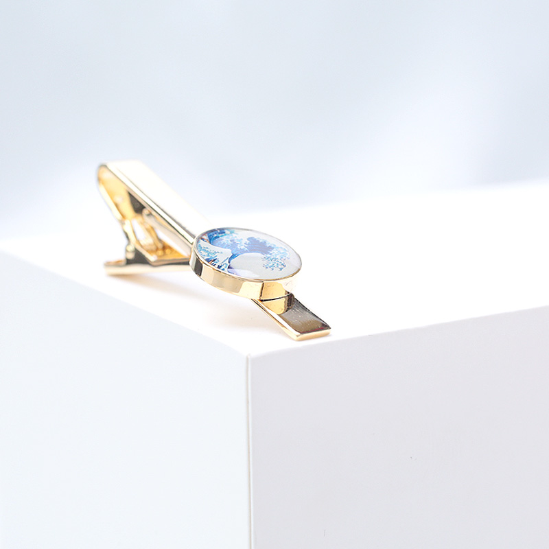 ネクタイピン 神奈川沖浪裏図案円形装飾金製紳士用留め具