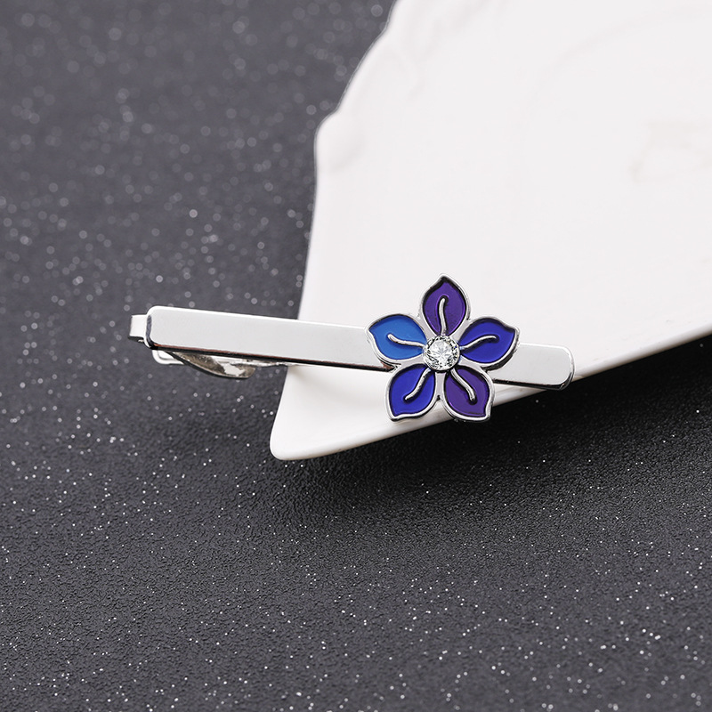 ネクタイピン 五弁花エナメル装飾クリスタル付き　金