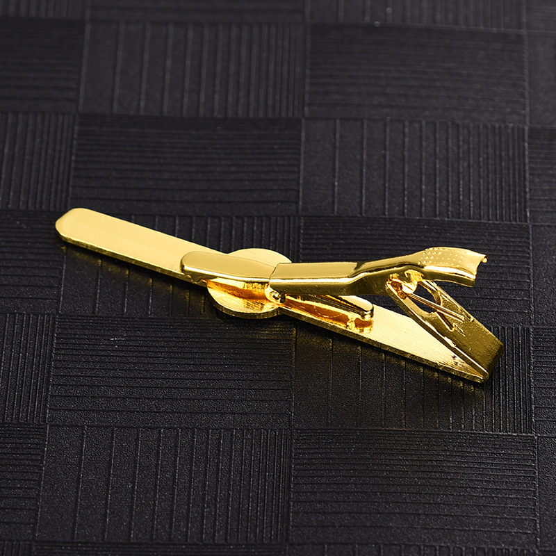 ネクタイピン 円形紋章付き上品な金製ネクタイピン