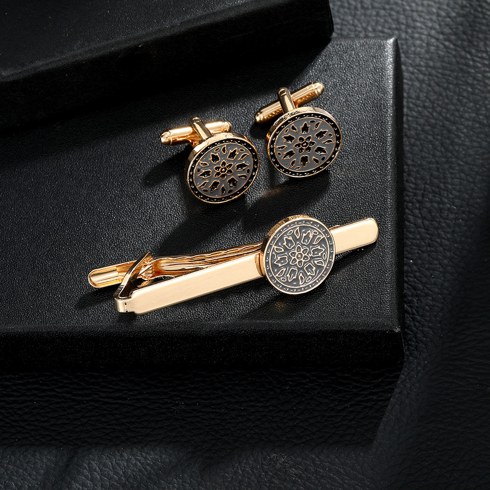 ネクタイピン 華麗な花模様装飾金のネクタイピンとカフスリンクス一式