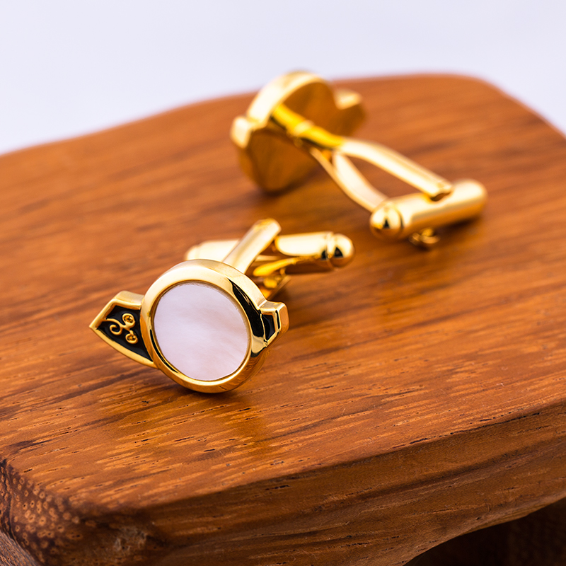 ネクタイピン 天然貝殻装飾付き金製ネクタイピンとカフス二点組