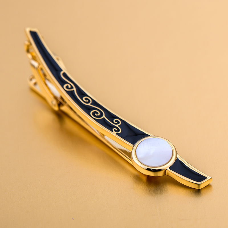 ネクタイピン 天然貝殻装飾付き金製ネクタイピンとカフス二点組