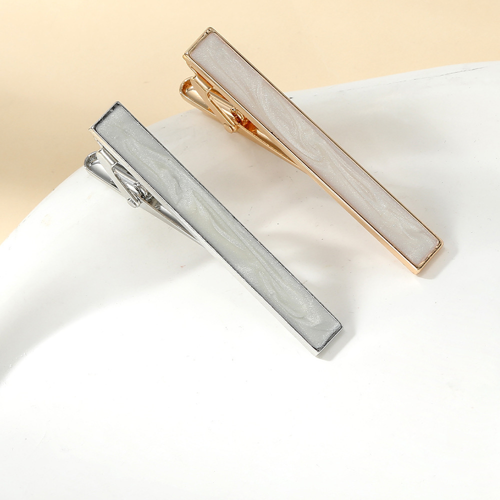輝く真珠光沢の長方形ネクタイピン