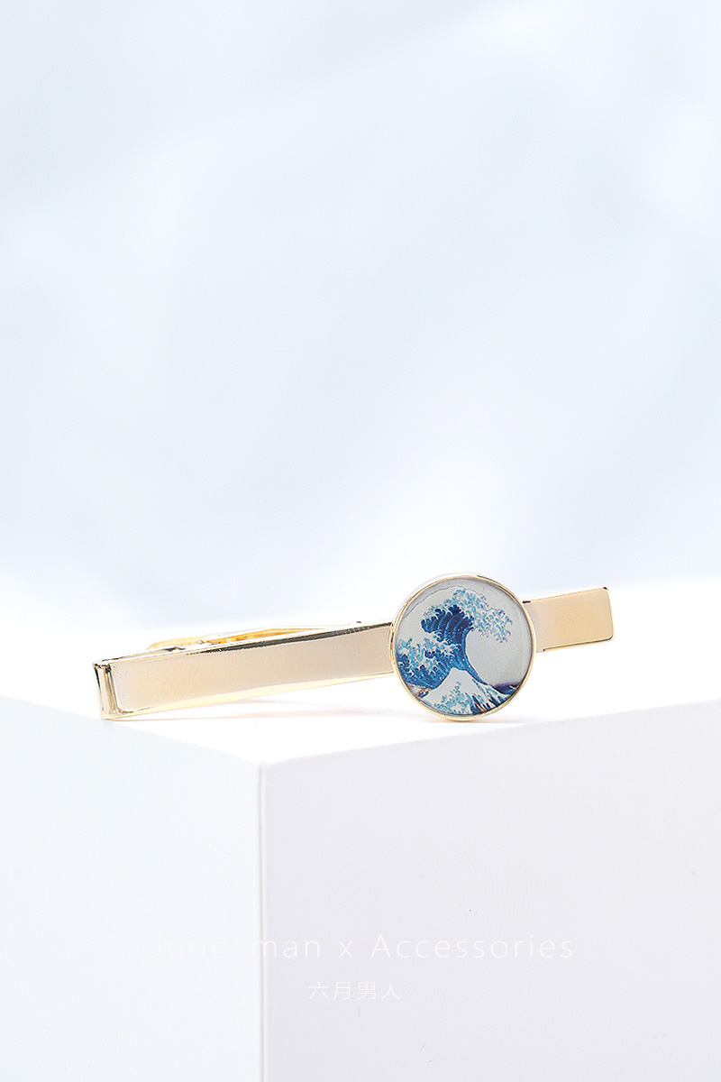 ネクタイピン 神奈川沖浪裏図案円形装飾金製紳士用留め具