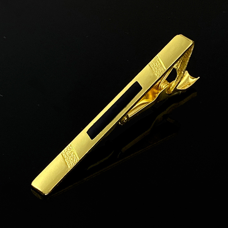 曲線装飾が美しい金のシンプルネクタイピン