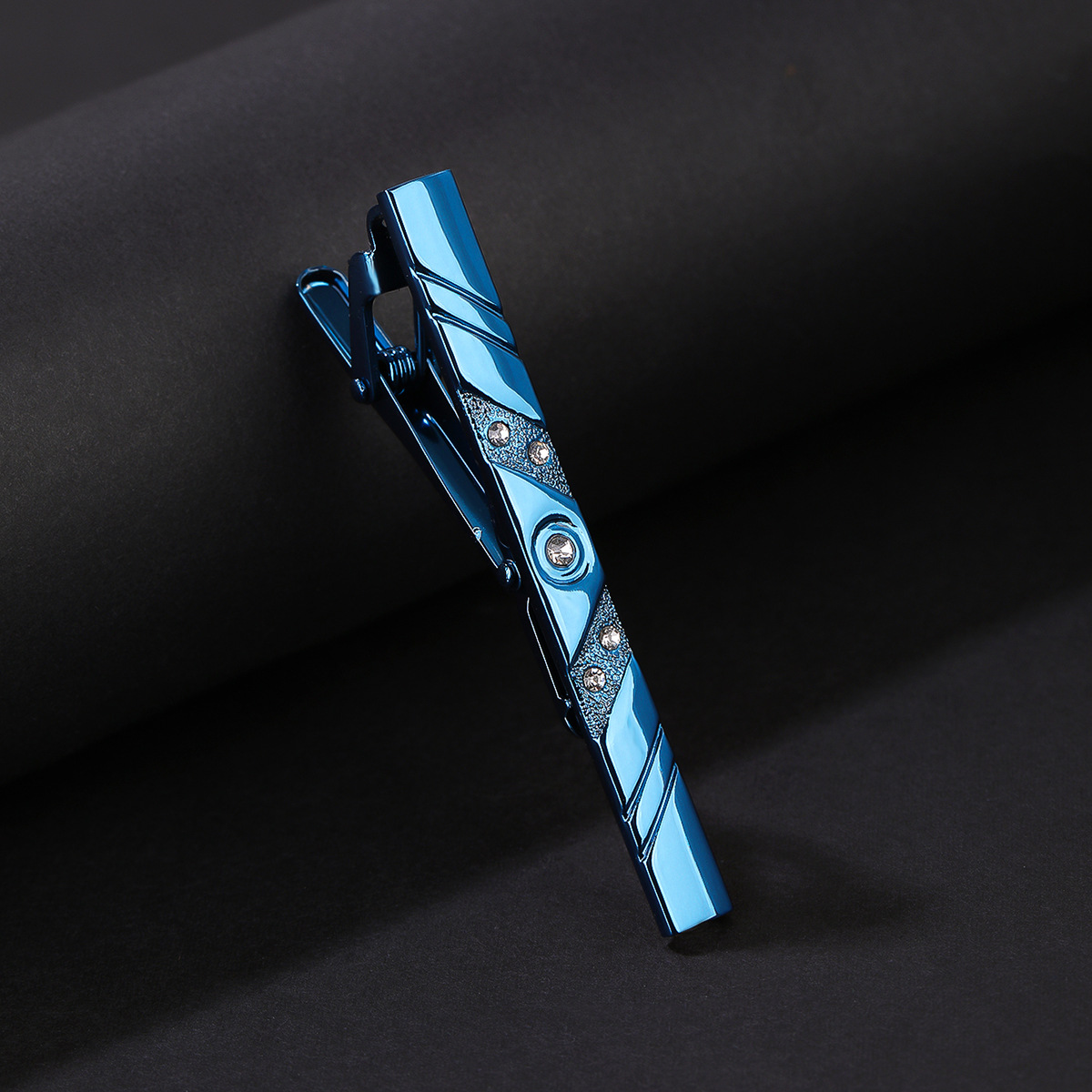 ネクタイピン 斜線模様と煌めく装飾　金