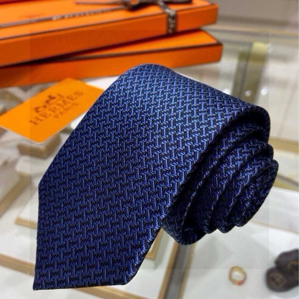 ビジネスシーンで信頼感を演出！濃紺ネクタイおすすめ5選