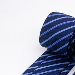 ネクタイ 斜め縞柄の洗練された紳士用ストライプネクタイ