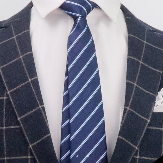 ネクタイ 斜め縞柄の洗練された紳士用ストライプネクタイ