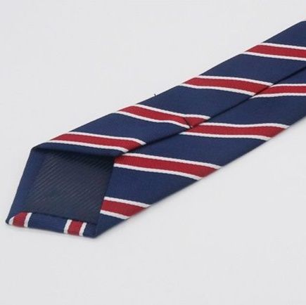 ネクタイ 斜め縞柄の洗練された紳士用ストライプネクタイ