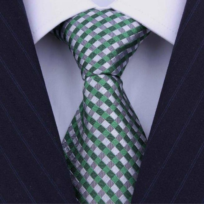 ネクタイ 斜め縞模様のクラシック柄ネクタイ