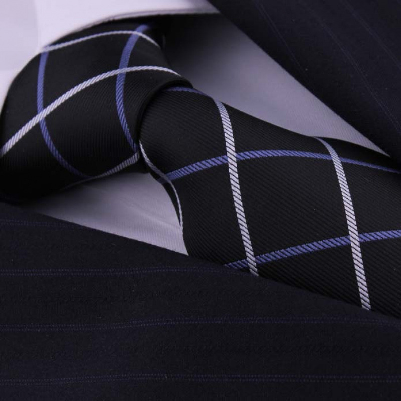 ネクタイ 斜め縞模様のクラシック柄ネクタイ