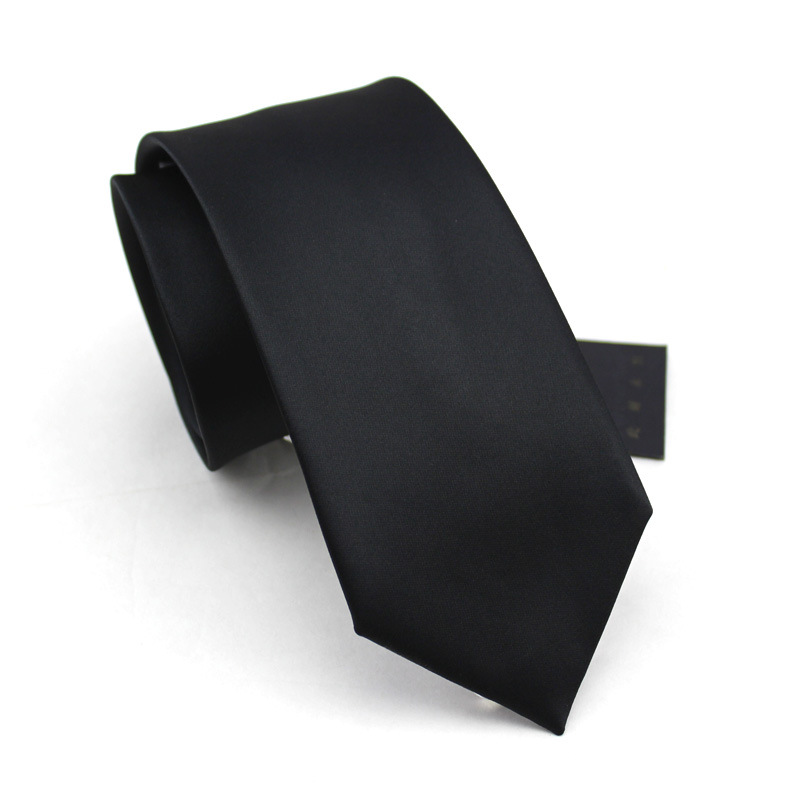 上品な光沢感が魅力の無地ネクタイ