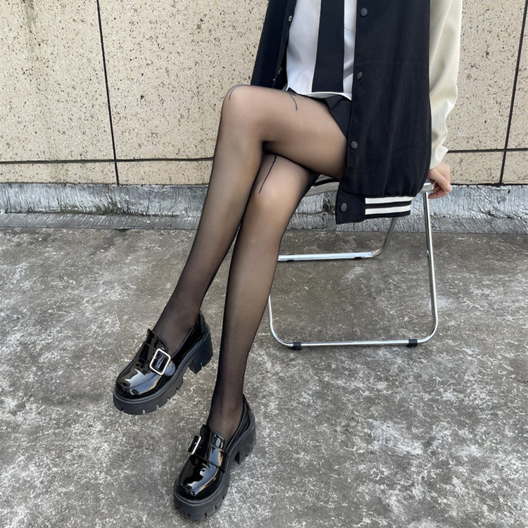 薔薇柄網タイツ 黒色 薄手 女性用 上品な透け感