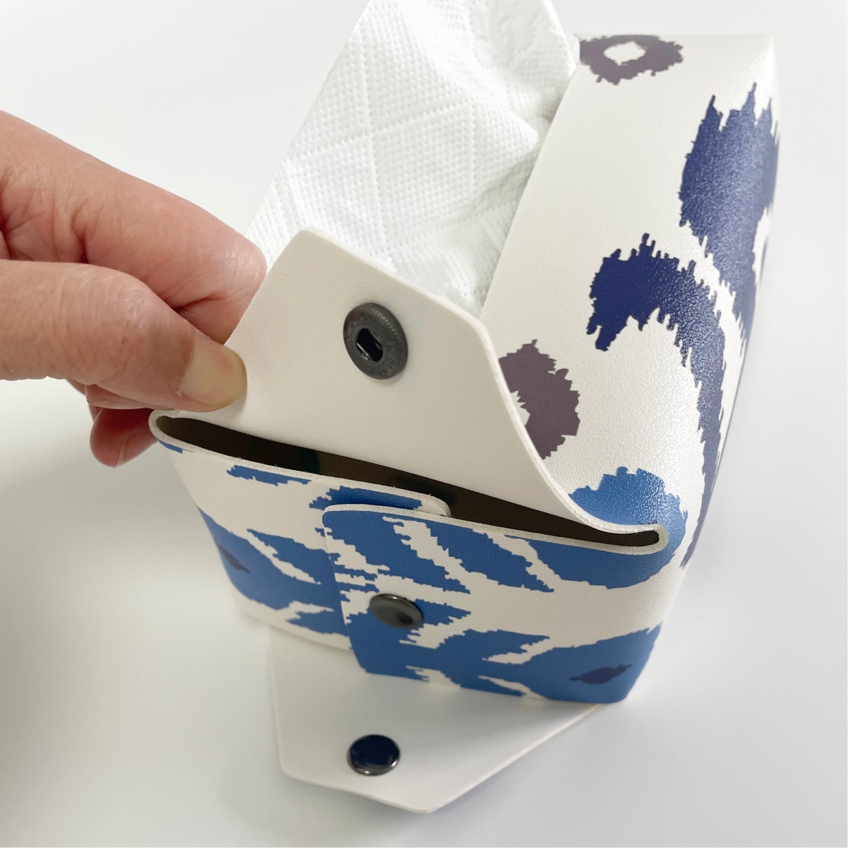 ティッシュケース 民族模様が映えるレザー製ティッシュケース