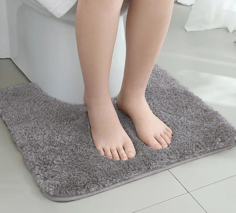 ふわふわ素材のシンプルなトイレマット